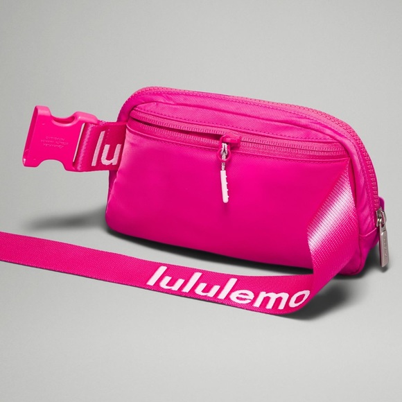 *SOLD* Lululemon Everywhere Belt Bag - Picture 3 of 6